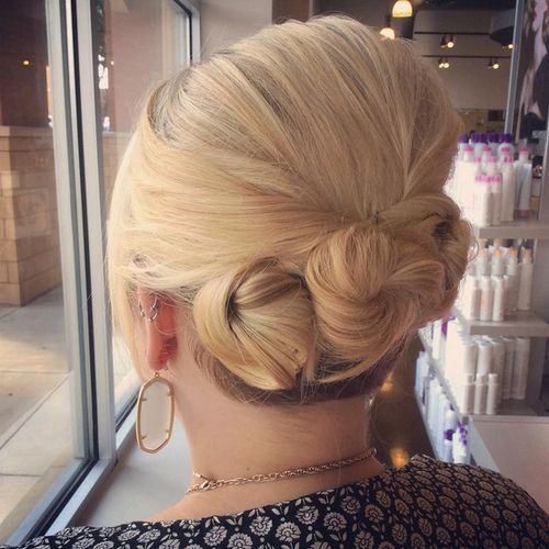 20 Pretty Buns You Must Have for the Season 20 Pretty Buns You Must Have for the Season