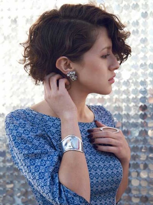 30 Short Hairstyles for Women: Wavy Bob