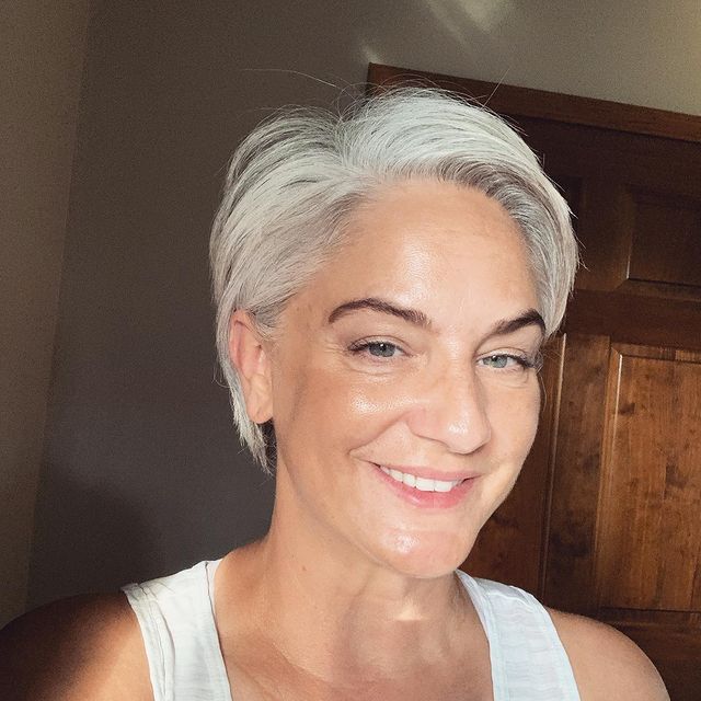 9 Trendy Short Hairstyles for Gray Hair