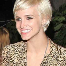 Ashlee Simpson Sweet Short Hairdo with Side Swept Bangs /FlynetPictures.com