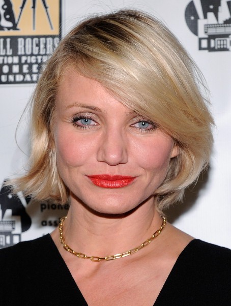 Short Hairstyles 2013: Cameron Diaz Short Haircut with Bangs Short Hairstyles 2013: Cameron Diaz Short Haircut with Bangs
