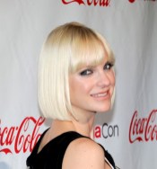 Celebrity pageboy hairstyle with blunt bangs Celebrity pageboy hairstyle with blunt bangs