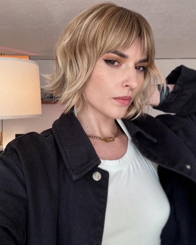 Cute Italian Bob Hair Style with bangs(4)