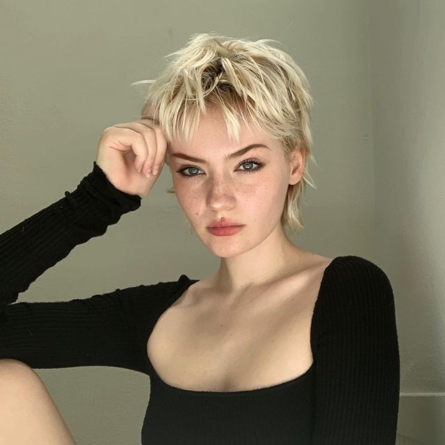 Julia Maries blonde messy pixie