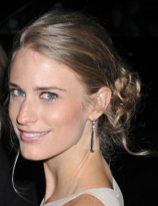 Julie Henderson Casual Messy Updo Bun Julie Henderson Casual Messy Updo Bun 2013