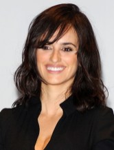 Layered Shoulder Length Wavy Hairstyle with Bangs Layered Shoulder Length Wavy Hairstyle with Bangs