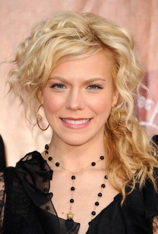 Loose Blonde Wavy Low Side Ponytail Hairstyle Loose Blonde Wavy Low Side Ponytail Hairstyle