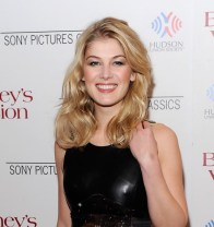 Rosamund Pike Medium Blonde Wavy Hairstyle Rosamund Pike Medium Blonde Wavy Hairstyle
