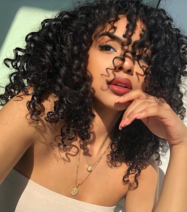 medium curly hairstyle 3