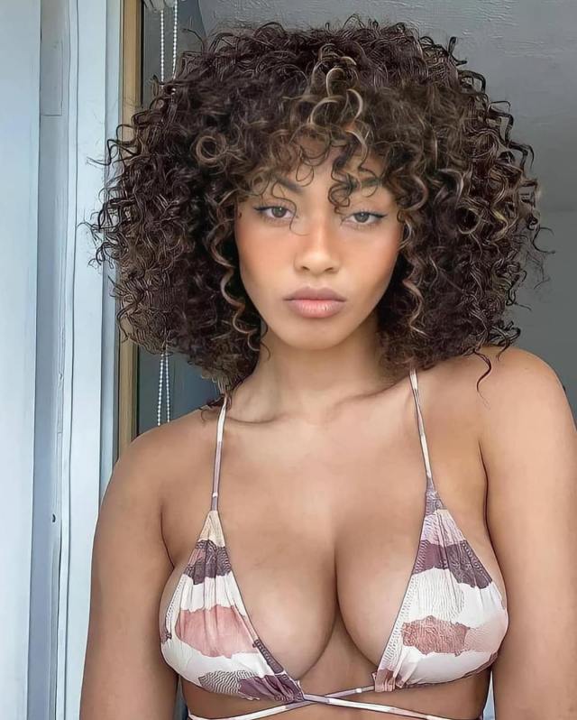 medium curly hairstyle 5