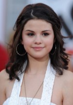 Selena Gomez Cute Braided Half Up Half Down Hairstyle for Girls Selena Gomez Cute Braided Half Up Half Down Hairstyle for Girls