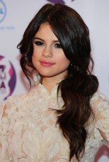 Selena Gomez Long Black Loose Ponytail Hairstyle Selena Gomez Long Black Loose Ponytail Hairstyle