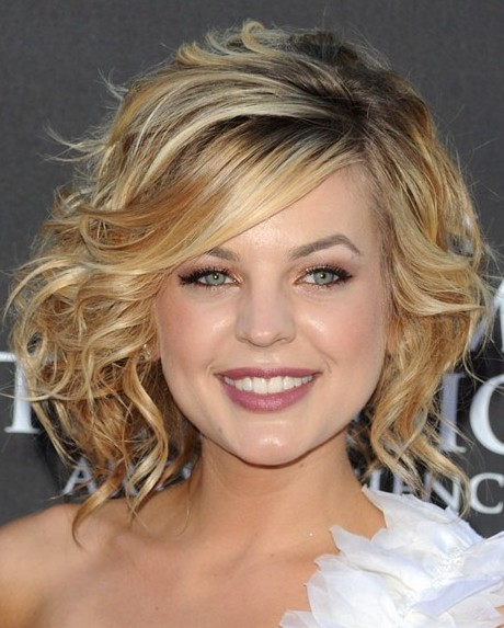 Sexy Medium Wavy Curly Hairstyle with Side Swept Bangs