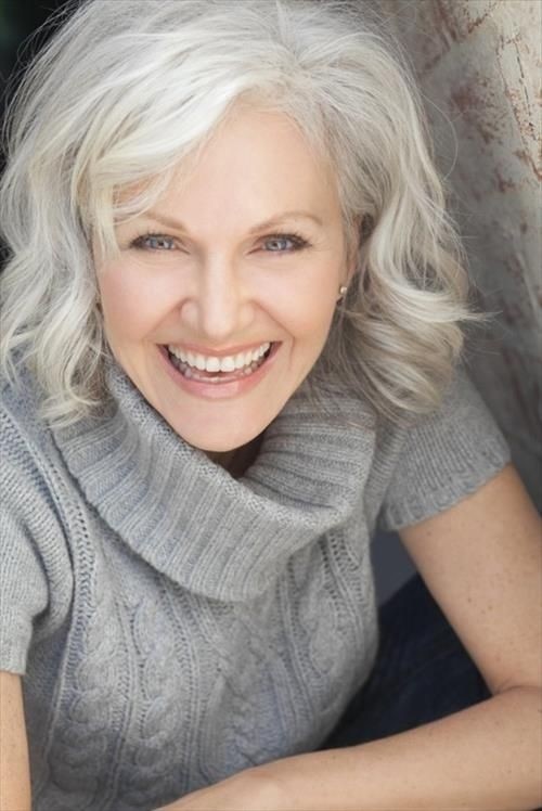 Simple easy blonde wavy hairstyle for women over 50