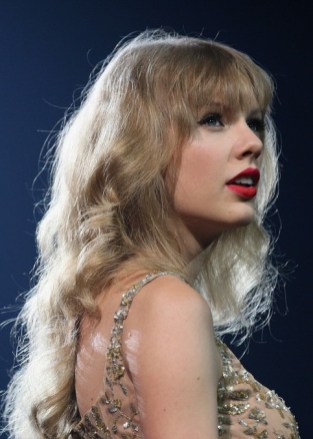 Taylor Swift Curly Hairstyle with Soft Wispy Bangs Taylor Swift Curly Hairstyle with Soft Wispy Bangs