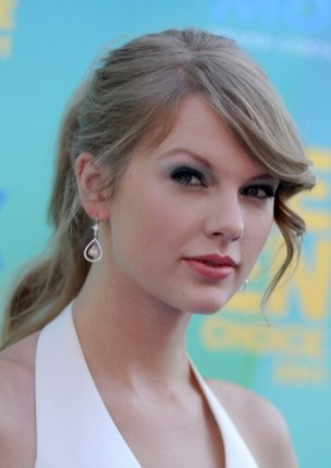 Taylor Swift Hairstyle with Bangs Taylor Swift Hairstyle with Bangs