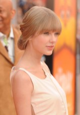 Taylor Swift Romantic Loose Updo Hairstyle with Blunt Bangs Taylor Swift Romantic Loose Updo Hairstyle with Blunt Bangs