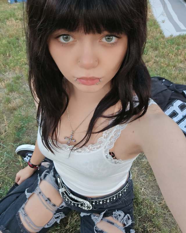 y2k emo grunge girl